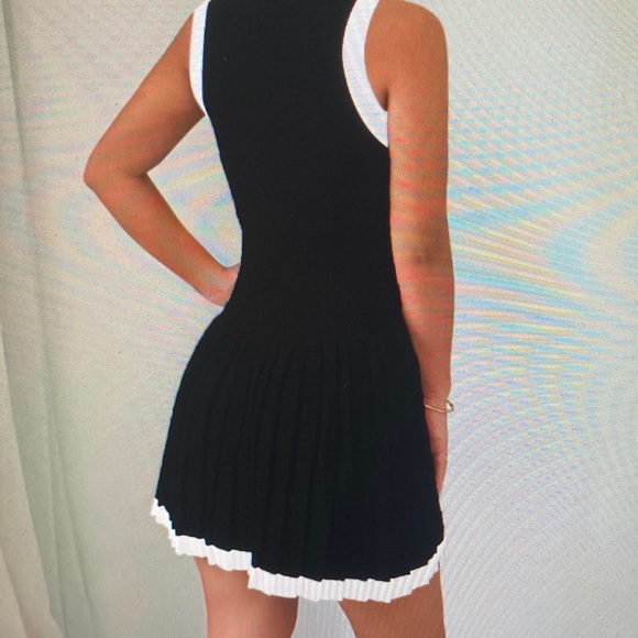 Elegant Black and White Maxi Dress - Picture 2 of 3